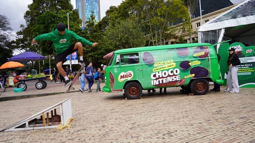 trucos de skate en activación milo