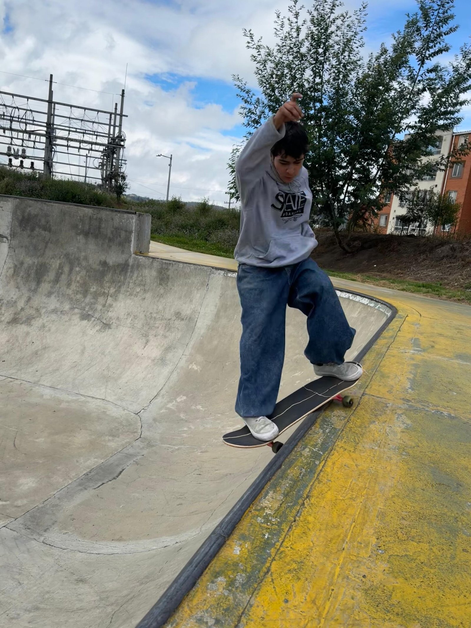 Chica montando en skatepark en facatativa